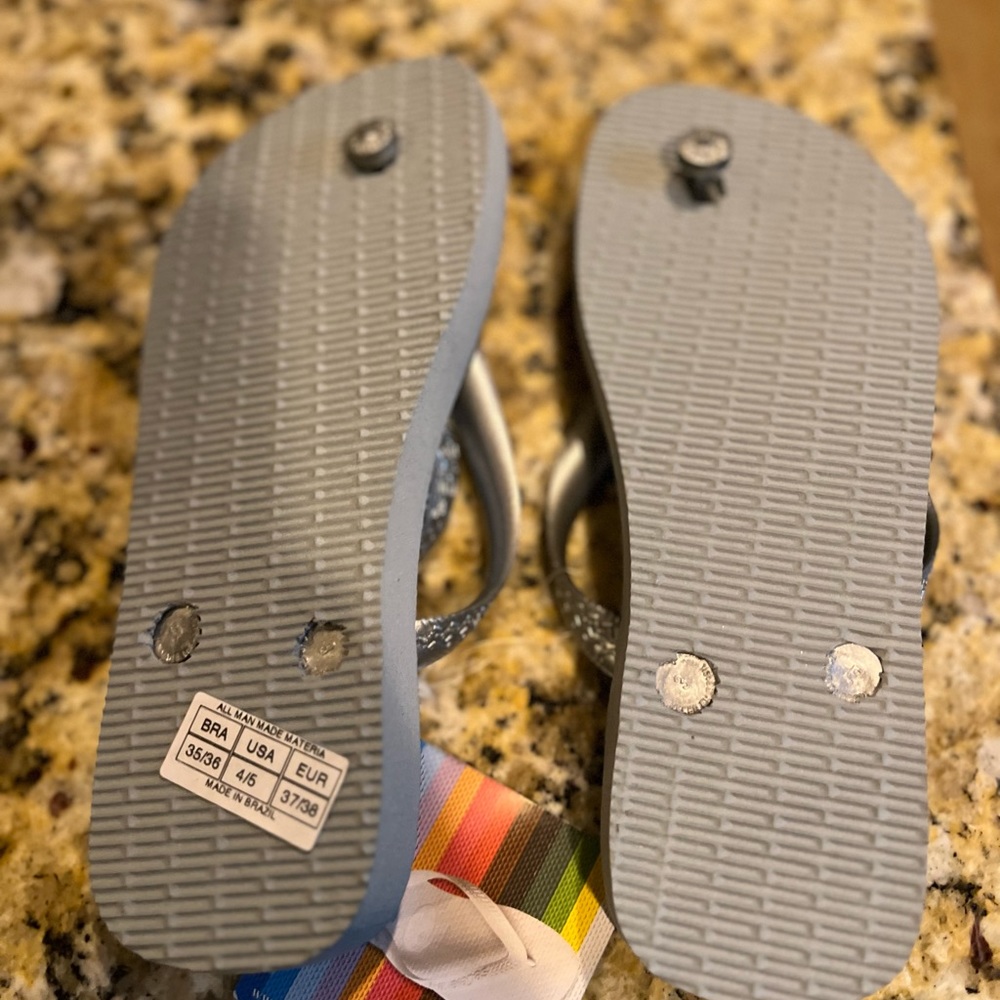 Women’s Havainas flip flops sandals metallic silver color. Size 5. Brand new - Picture 7 of 7
